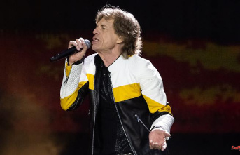 Before the performance in Munich: Mick Jagger treats himself to a beer and says "Cheers"