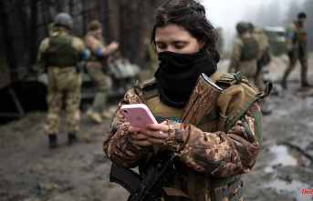 Threats on mobile phones: Kyiv warns soldiers about Russian text messages