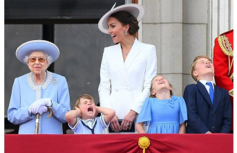 Jubilee Elizabeth II. At 4 years old, Prince Louis steals the spotlight from Queen Elizabeth II on the balcony