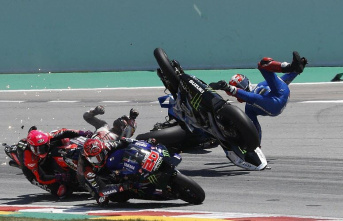 Video / Motorcycle. Nakagami rides Bagnaia's motorcycle in the helmet: terrifying crash at the Catalunya GP