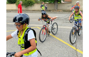 Romans-sur-Isere. After leaving Hauterives, 400 schoolchildren continue their journey by bicycle across the Drome.