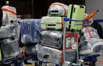 North Rhine-Westphalia: suitcase chaos at Düsseldorf Airport: fire brigade helps