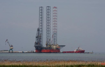 Russian Navy base?: Report: Ukraine attacks oil rig in Black Sea