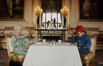 Anniversary comedy: The Queen shoots a clip with Paddington Bear