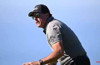 Mickelson plays new series: Golf superstar also wants Saudi millions