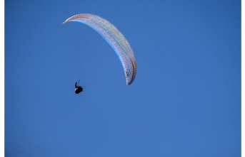 Alpes de Haute Provence . Paraglider saved after falling 6 metres