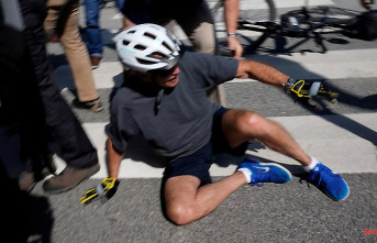 Trip with Jill: US President Biden falls off his bike