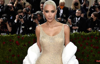 In a bathrobe on the red carpet: Kardashian defends appearance in the Monroe dress