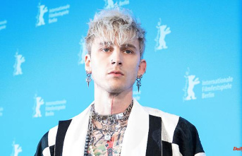"Put a gun in my mouth": Machine Gun Kelly opens up about depression