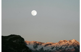 Astronomy. Savoie: Don't forget about the super full moon on Tuesday evening