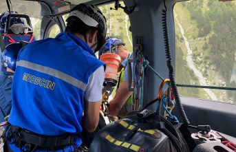 Alpes-de-Haute-Provence. A hiker was airlifted to the hospital after a fall.
