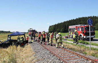 Bavaria: car collides with train: driver seriously injured
