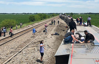 After a collision with a truck: a train with 200 passengers derailed in the USA – three dead