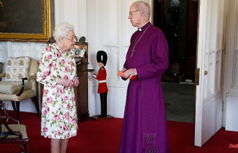 When Archbishop visits: Queen accepts gift without walking stick
