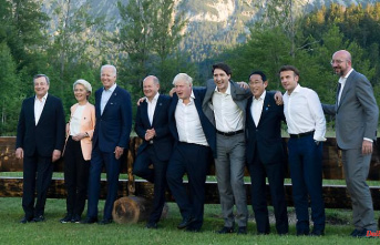 Seven years later: G7 pose in front of the famous "Merkel Obama" bank