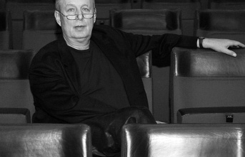 Conductor Stefan Soltesz collapses during an opera performance and dies