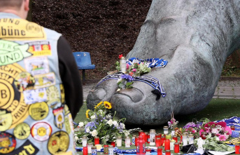 Fans and HSV professionals remember Uwe Seeler with scarves, flowers and candles