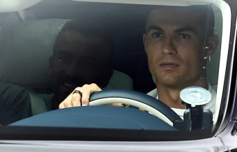Ronaldo returns to Manchester with his powerful advisor in the passenger seat