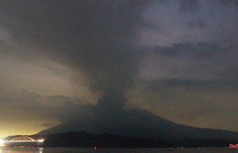 Highest alert level declared: volcano in Japan spews ash and rocks