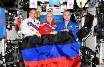 Russians celebrate advance: cosmonauts show separatist flag on ISS