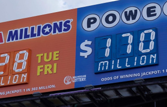 US lottery jackpot tops $1 billion