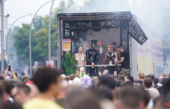 Thousands dance in Berlin: Loveparade founder opens techno parade