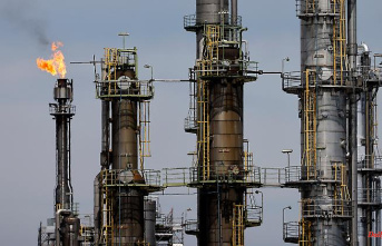 Oil prices make coffers ring: Energy companies are making billions in profits