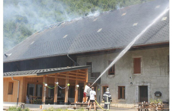 Savoy. Aillon-le-Jeune: The roof of a cottage catch fire: wedding guests evacuated
