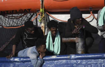 Nearly 700 migrants rescued from Mediterranean - Five bodies found in fishing boat