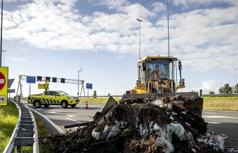 Manure, piles of dirt and fire on Dutch motorways