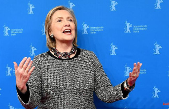 Solo photo for Sanna Marin: Hillary Clinton also danced wildly in office