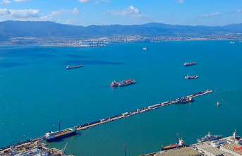 Authorities fear oil spill: freighter off Gibraltar threatens to sink