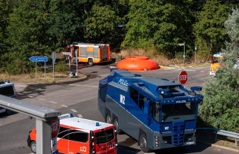 The fire brigade is preparing to enter the restricted area in Grunewald