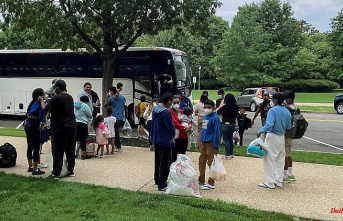 Migrant buses to New York: White House condemns Texas governor's maneuvers