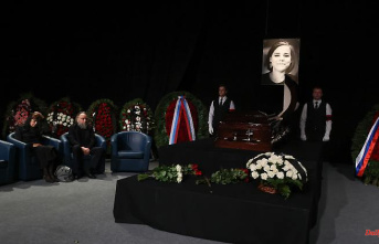 "She died for the people": Hundreds of Russians commemorate Dugin's daughter at a funeral service