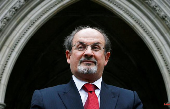 Ventilation apparently ended: Rushdie begins to speak again