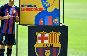 Over 40,000 fans celebrate Lewandowski in Barcelona's stadium