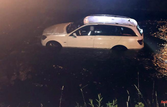 North Rhine-Westphalia: drunk lands with his car in the river