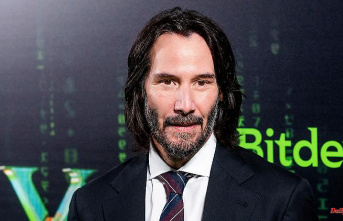 He's done it again: Keanu Reeves surprises the wedding couple