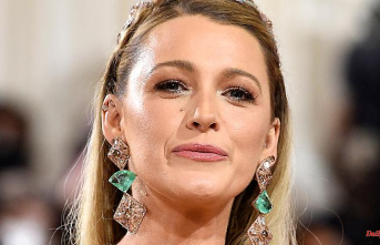 Summer love on your birthday: Blake Lively wows in a bikini