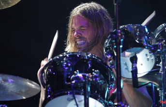 Foo Fighters commemorate drummer: Hawkins' 16-year-old son leaves fans speechless