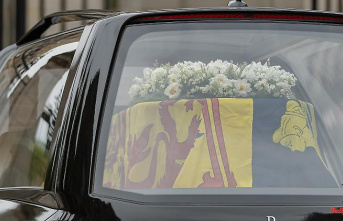 "Waiting for hours": If you want to see the Queen's coffin, you need patience