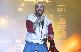 "See you tonight": US rapper Post Malone is allowed back on stage