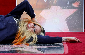 A star that bears her name: Avril Lavigne lounges on the "Walk of Fame"