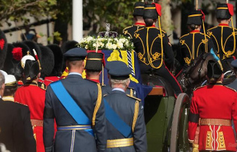 Procession in London: The Royals march with the Queen's coffin