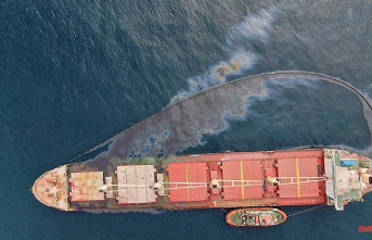Hundreds of meters of oil slick: Heavy oil escapes from a damaged freighter off Gibraltar