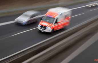 Hesse: car crashes into the A7 against the guard rail: 36-year-old injured
