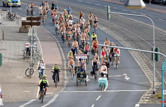 North Rhine-Westphalia: Cyclists demonstrate in Cologne at the "Naked Bike Ride"