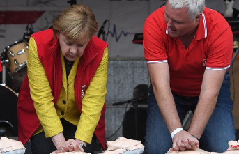 Mecklenburg-Western Pomerania: Merkel as a role model: resuscitation training at the market in Greifswald
