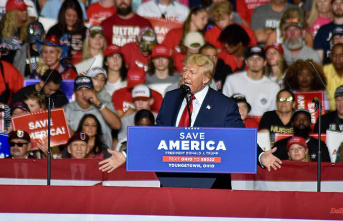 Bizarre performance in Ohio: Trump pays homage to QAnon supporters with song